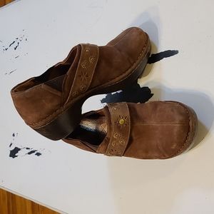 Ariat Women's Brown Suede Slip-on Shoes Floral Sunburst Metal Accents Sz 9.5 GUC